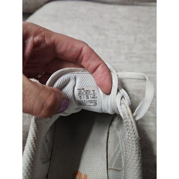 ASICS low-top lightweight comfortable sneakers with striped detail Size 5 - Picture 2 of 7